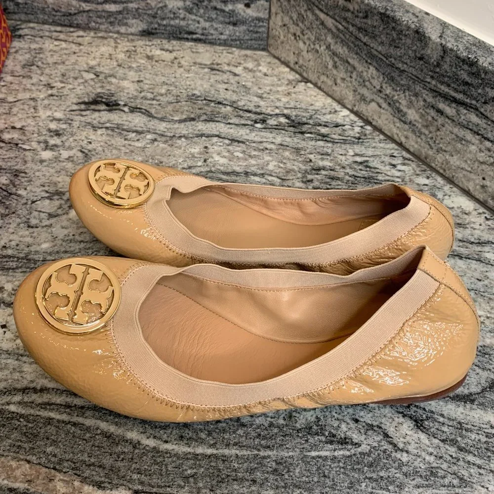 Tory Burch Caroline Patent Leather Ballet Logo Medallion Flat 9.5 Nude Beige - Picture 4 of 9